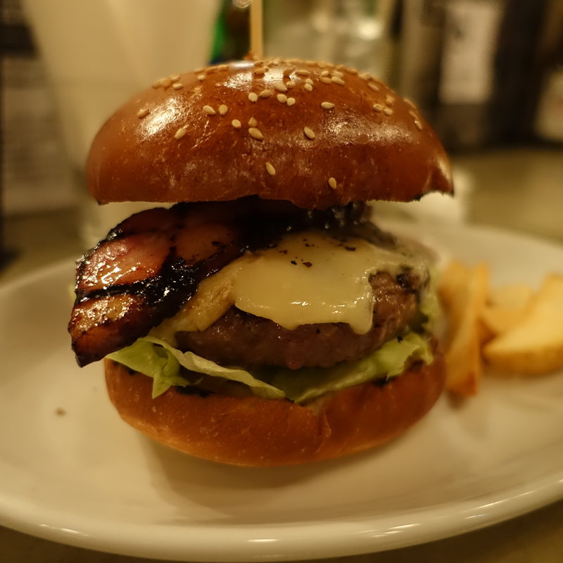 ベーコンチーズバーガー(BEER PUB CAMDEN 池袋東口店)