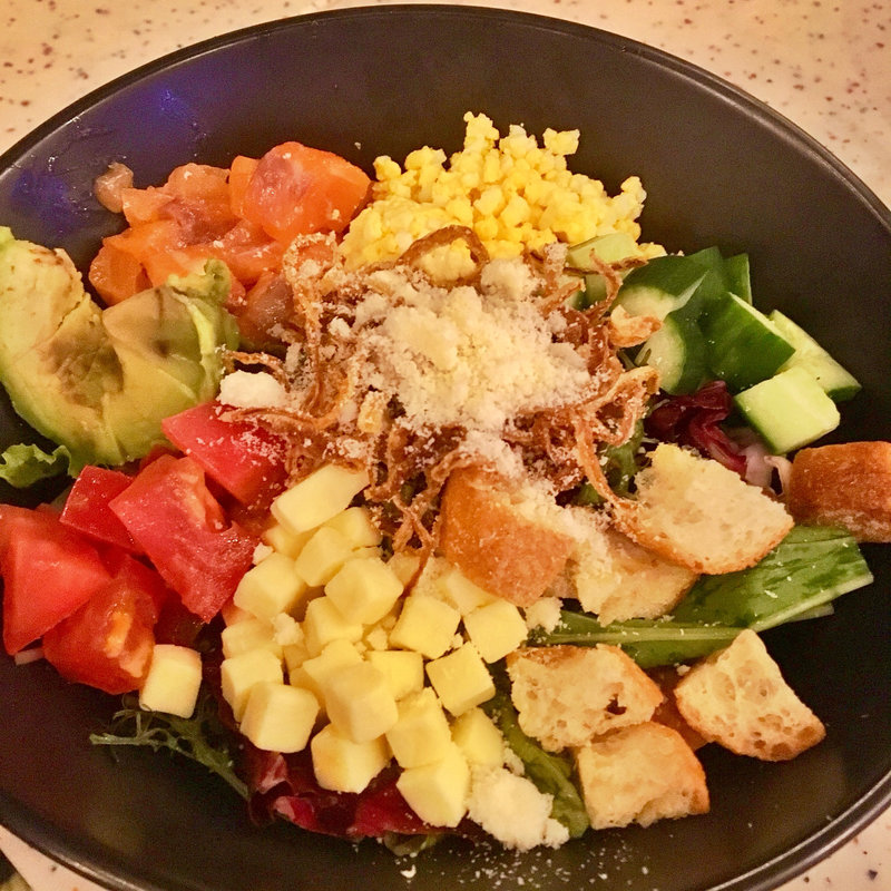 自家製スモークサーモンのコブサラダ(POST by HONEY)