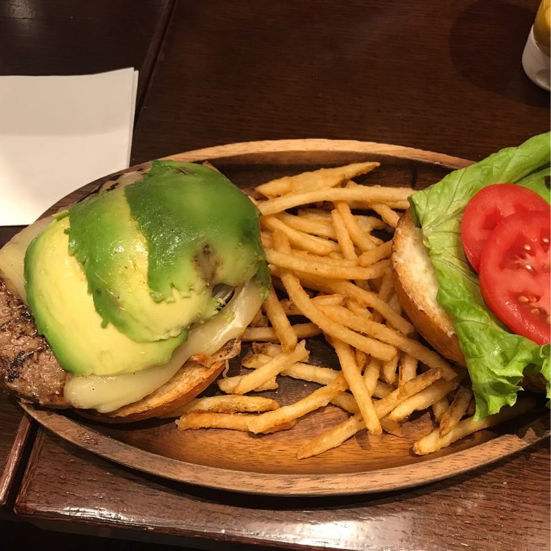 厚切りモッツァレラアボカドバーガー(KUA`AINA 丸ビル店)