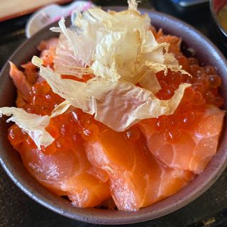なまら鮭丼　ミニ(知床食堂 )