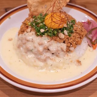 夜のキーマカレー+トロトロ溶かしチーズ、オーガニックパクチー