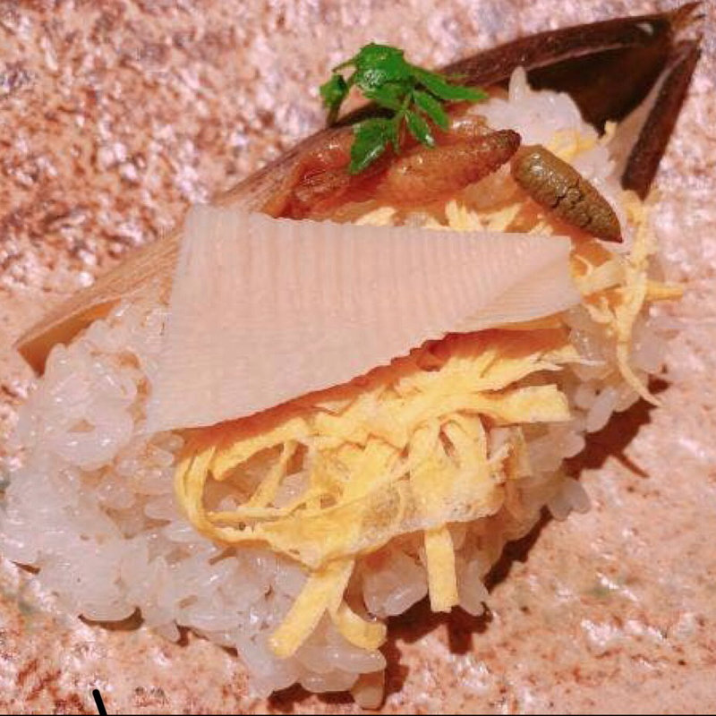 竹の子おこわ竹皮蒸し土筆錦糸卵(井中居 （いちゅうきょ）)