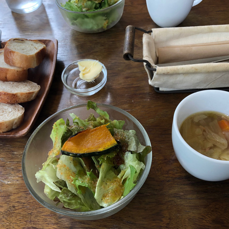 サラダとパン(カフェクオーレ)