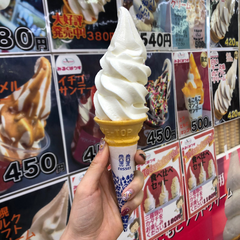 白いチーズ味のソフトクリーム(ミルクハウス 西18丁目本店)