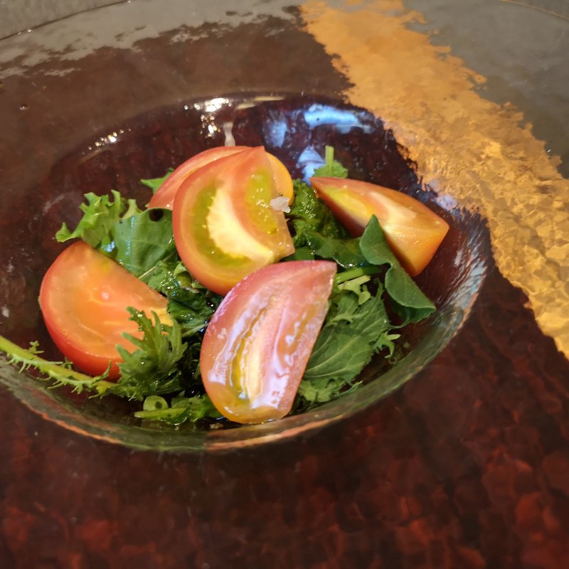 フルーツトマトと泉州無農薬ルッコラとマスタード菜のサラダ(ラーゴ)