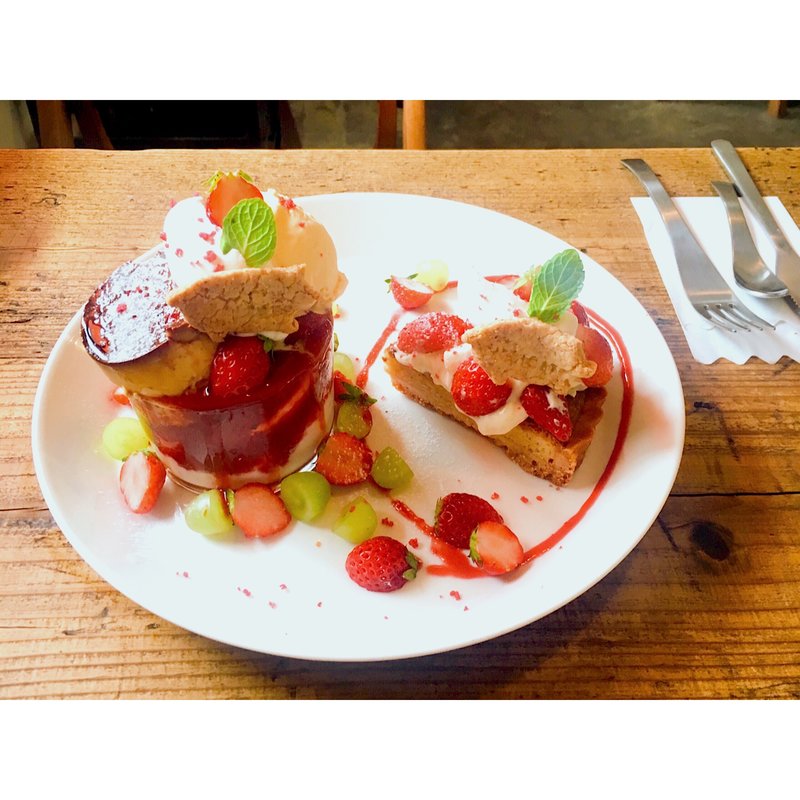 プリンパフェといちごタルト(チャイカフェ （Chai Cafe）)