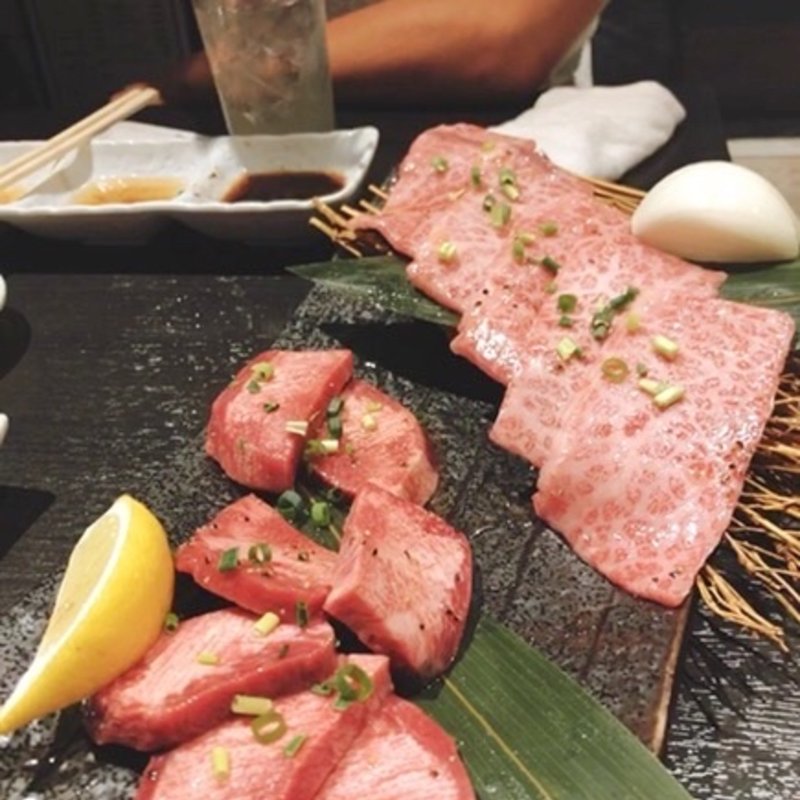 カルビ、タン盛り合わせ(ぎゅうぎゅう王桜苑)