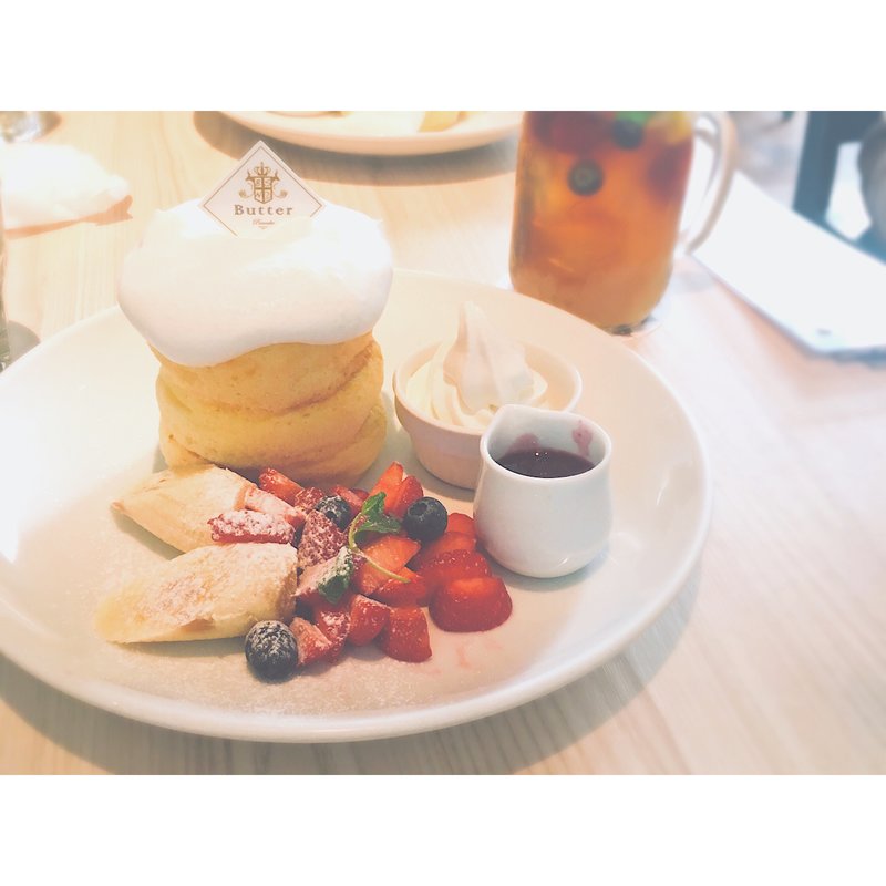 ミックスベリーのホワイトパンケーキ(パンケーキ専門店 Butter 横浜ベイクォーター)