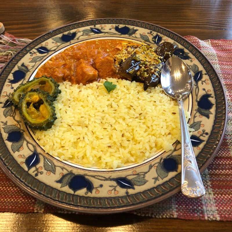 マイルドチキンカレーと茄子のヨーグルトカレー(Cafe茶論 （カフェ サロン）)