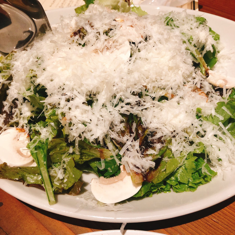 マッシュルームとペコリーノのサラダ(Pizzeria &Trattoria GONZO 目黒店)