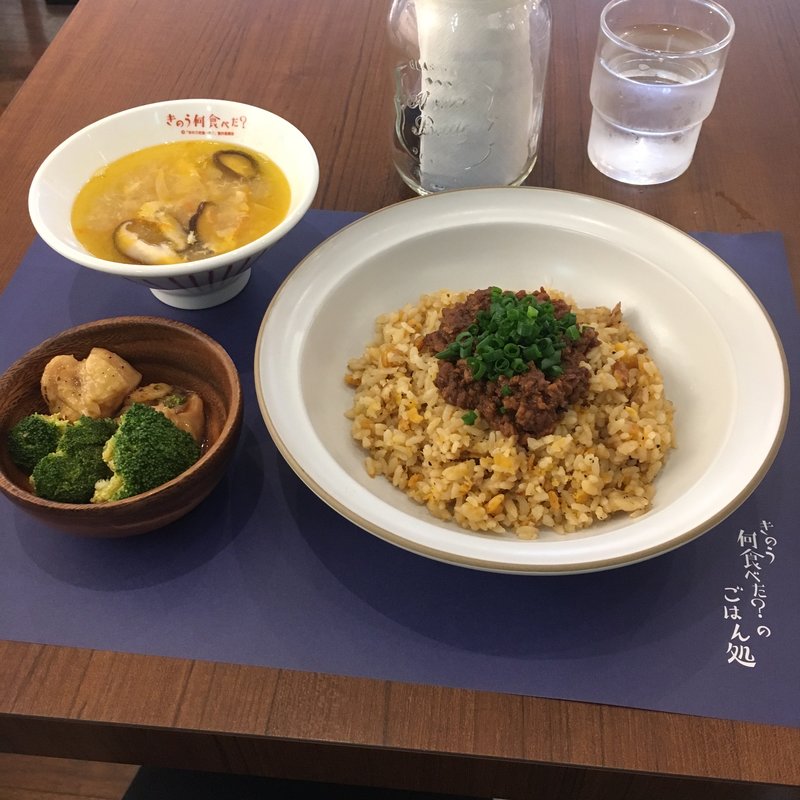 きのう何食べた？のごはん処  肉味噌あんかけチャーハン、酸辣湯、鶏肉とブロッコリーのオイスターソース炒め(THE GUEST cafe&diner 心斎橋パルコ店)