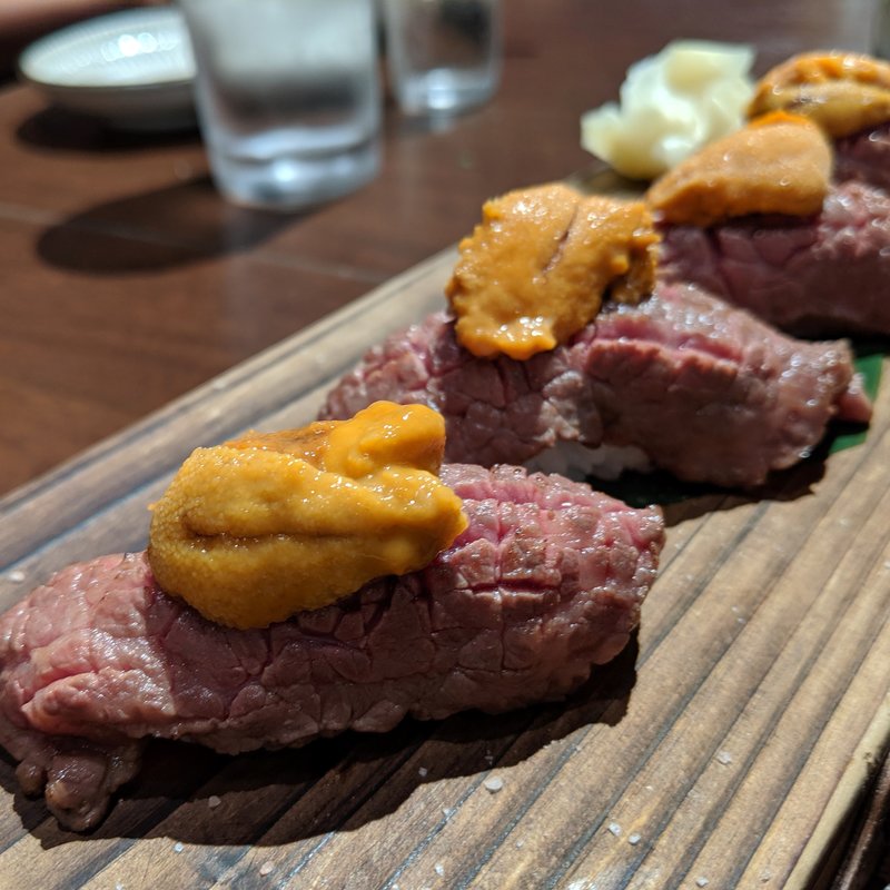 炙り和牛うにのせ(sashimi dining 魚浜 アンド バル)