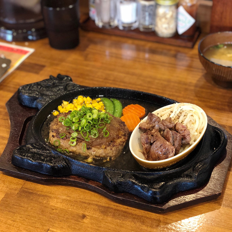 ハンバーグとサイコロステーキハーフ(ハンバーグの店 大阪屋)