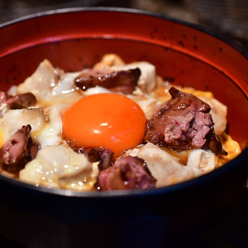 究極の親子丼 レバー入り〈雛〉(青山 鶏味座 本店)