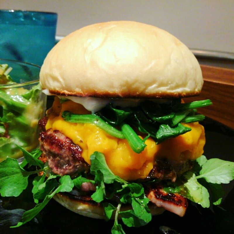 ハンバーガー(ホワイトバンズ＋ビーフパティ＋ベーコン＋ほうれん草＋玉ねぎ＋クレソン＋マッシュドパンプキン)(milia burger)