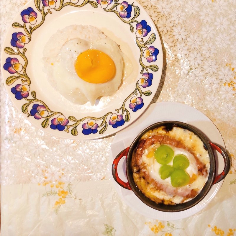 今週のカレー （牛すじとシャインマスカット、トッピング:目玉焼き、ソーセージ、チーズ）(ドイツ料理　ピラミッド )