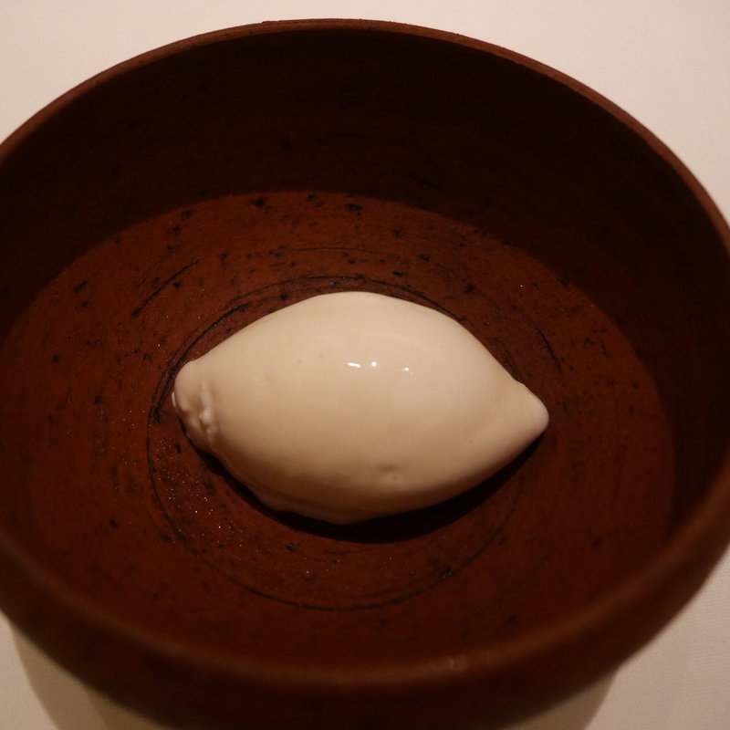 メレンゲのアイスクリーム(カンテサンス （Quintessence）)