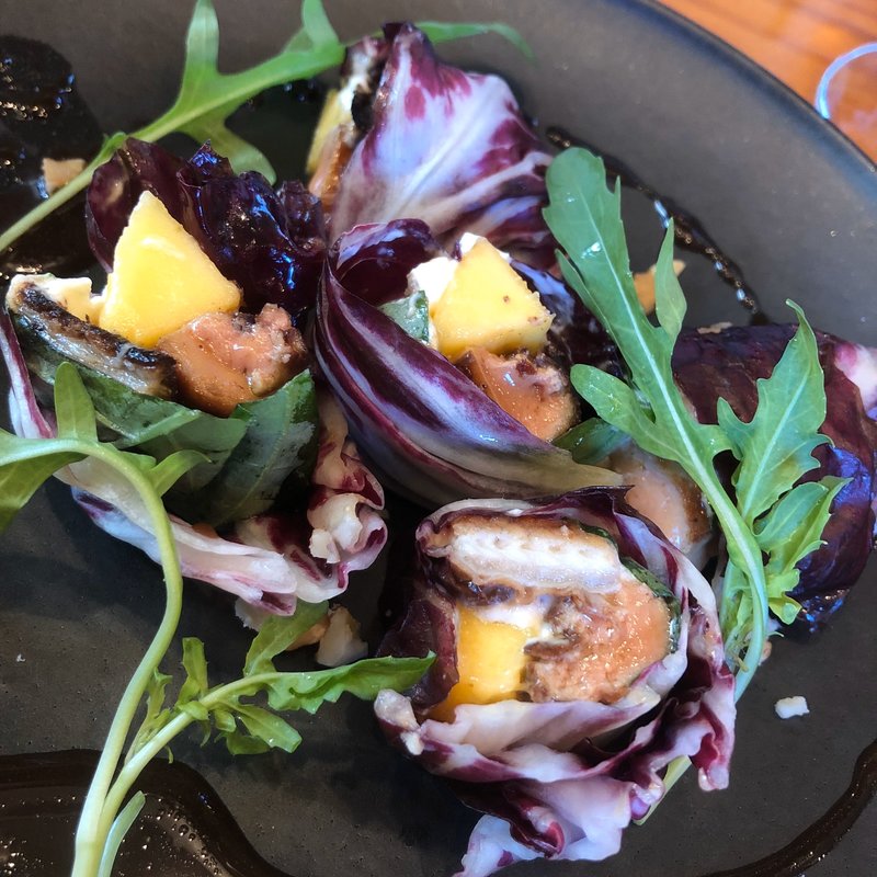 鰻とマンゴーとフォアグラのトレビス包み(ワインダイニング 「街角グラス」 町田)