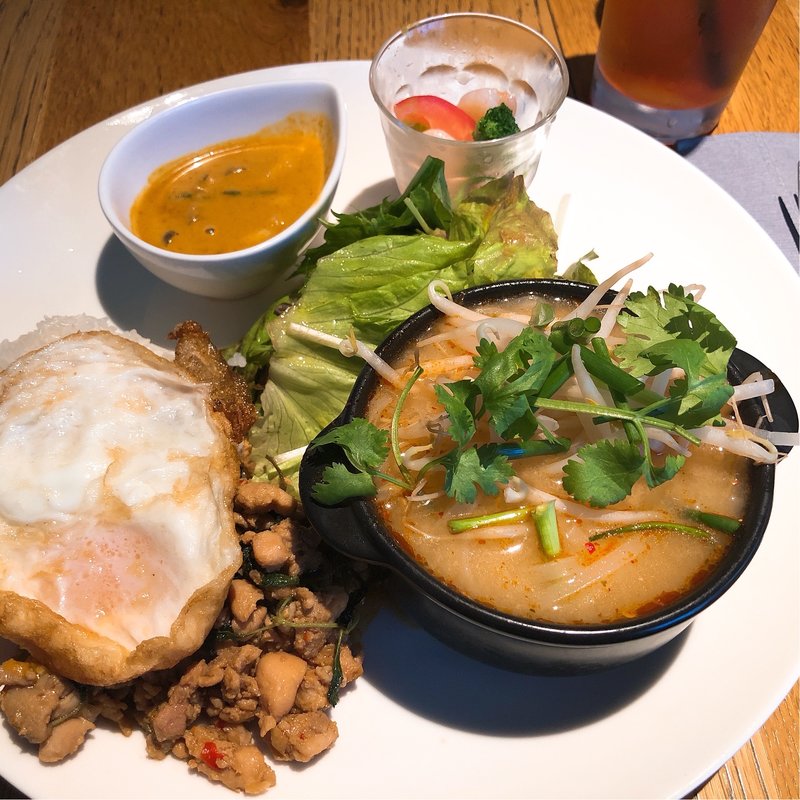 鶏のガパオライス(マンゴツリーカフェ新宿)