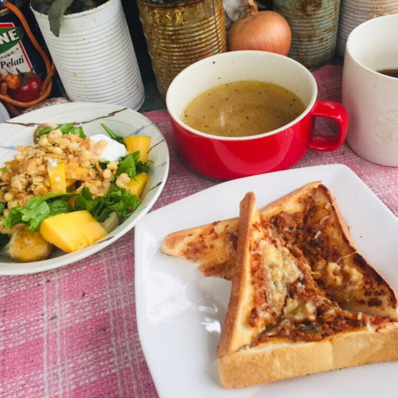 チーズミートトーストと野菜スープとフルーツサラダ(BOXX Coffee & X-presso)