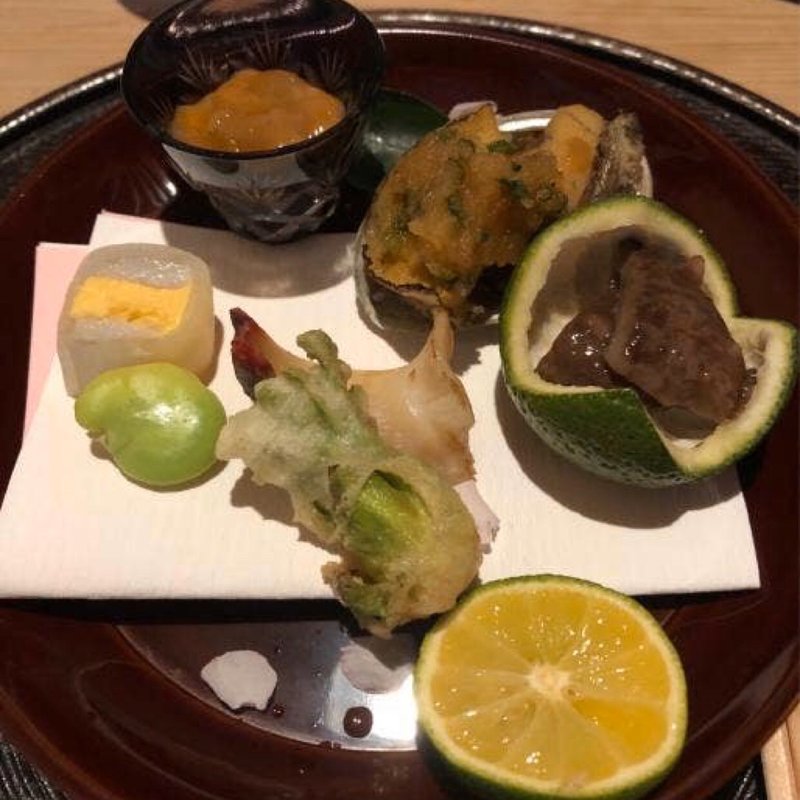 八寸ーこのわた、トコブシ、赤ナマコ、タラの芽、みる貝、大根黄身巻き、そら豆、丸三宝(青草窠)