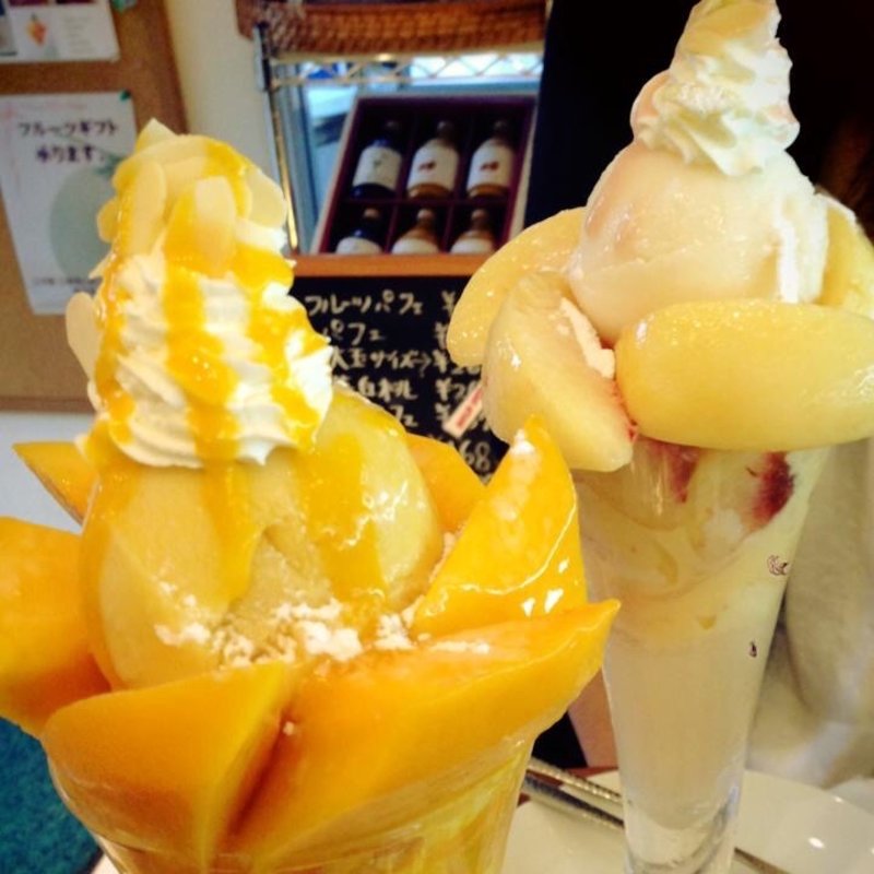 マンゴーパフェ　桃のパフェ(フルーツカフェ フルータス)