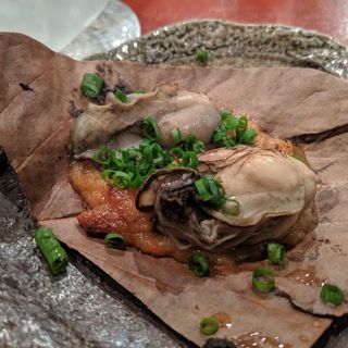 牡蠣の朴葉焼き(小料理バル 虎ノ門 Kanade(かなで))