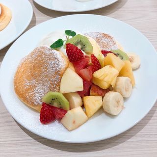 季節のフレッシュフルーツパンケーキ(幸せのパンケーキ新潟店)