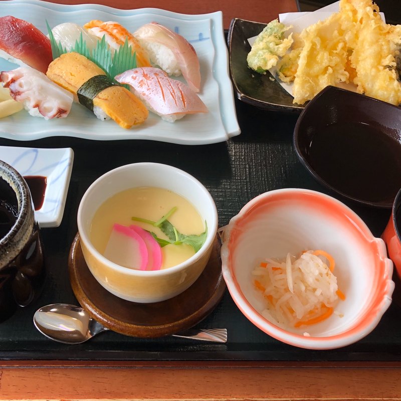 寿司のにぎり定食(食処さんぞくや 東福岡店)