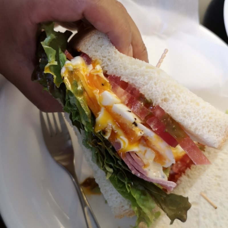 ペッパーハム、玉子、トマトのサンドイッチ(coffee ＆ tea BBB 新宿西口店)