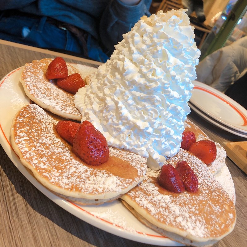 パンケーキ　ストロベリー、ホイップクリームとマカダミアナッツ(Eggs 'n Things 原宿店)