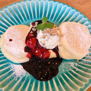 レアチーズクリーム自家製ブルーベリーソースのパンケーキ(丹波立杭 YAMATO cafe)