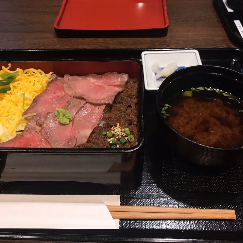 黒毛和牛のしぐれ煮&みすじローストビーフ重(ハンバーグ&ステーキ黒毛和牛腰塚　新宿高島屋タイムズスクエア店)