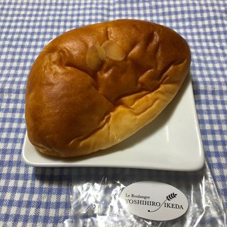 ブリオッシュクリームパン (ヨシヒロ イケダ)