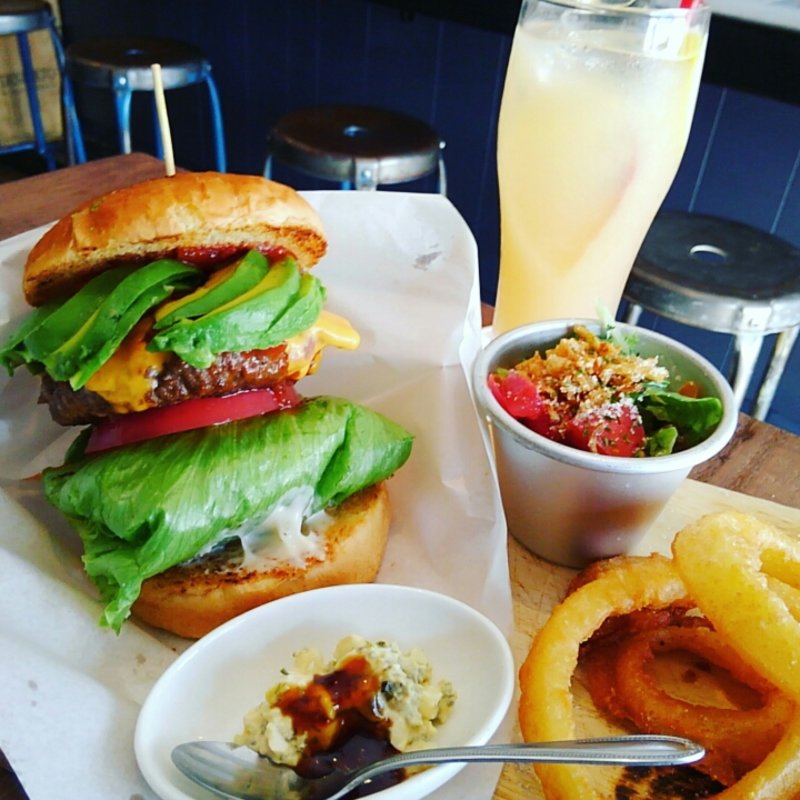 アボカドバーガー＋チェダーチーズ(サルサソース)(バーガーハウス ブギウギ)