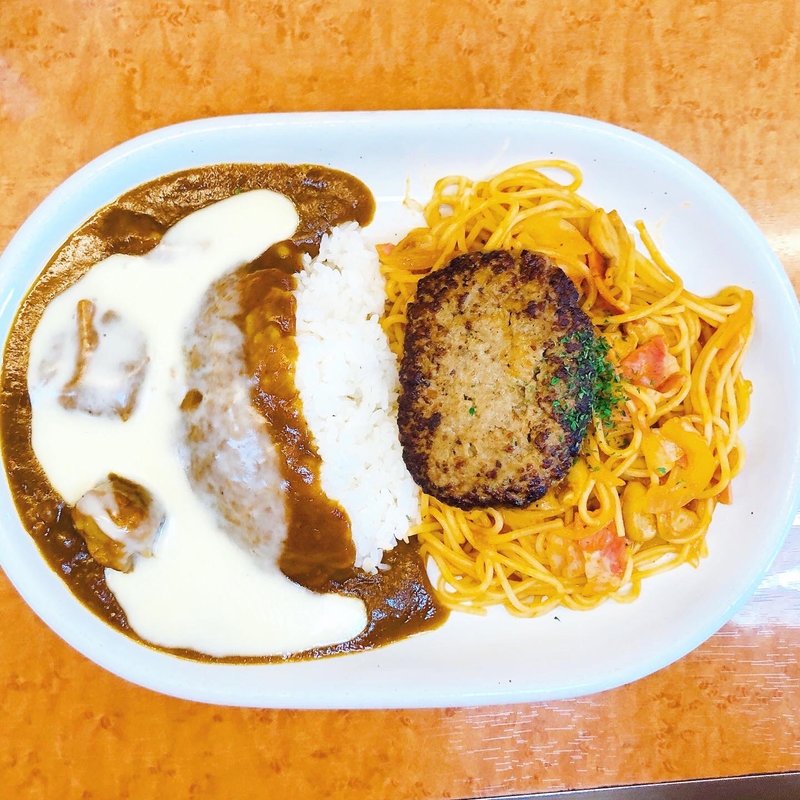 トッピングセット（ビーフカレー＆ナポリタン。プラス:ハンバーグ、チーズ）(カレー専門店 パピー 上野毛店)