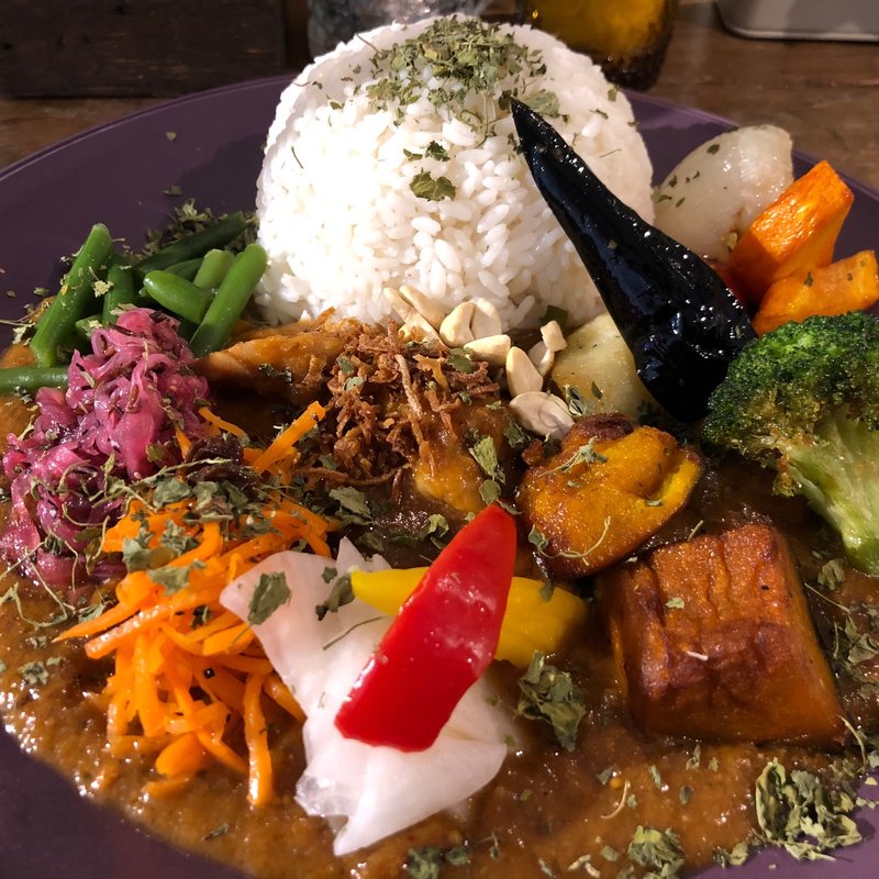 スパイシーチキンカリィ ( もりもり野菜、侍.ザンギ 、ルゥ大盛り )(Mikazuki curry SAMURAI. 下北沢店)