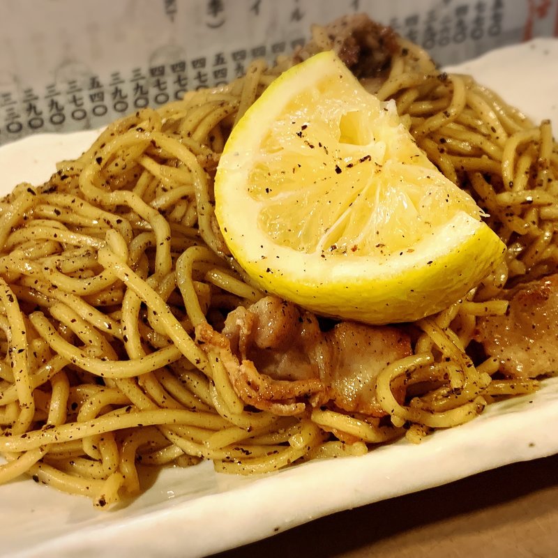 黒胡椒レモン焼きそば(もつ焼ウッチャン 新宿思い出横丁店)