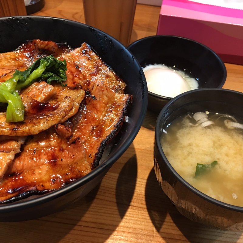 中豚丼・味噌汁・温玉(炭火豚丼 豚野郎)