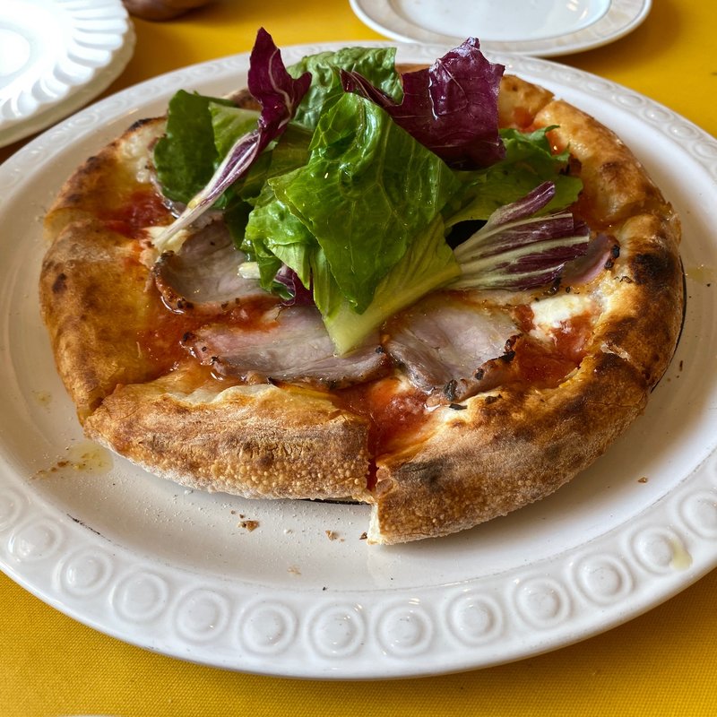 パンチェッタとレタスのピザ(カンパニョーラ)