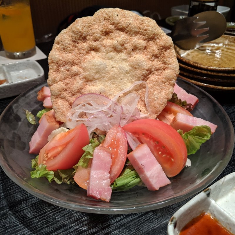 丸ごとトマトと厚切りベーコンのサラダ(満月はなれ)