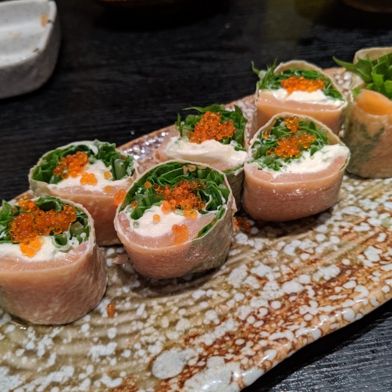 スモークサーモンとチーズの湯葉巻き(満月はなれ)