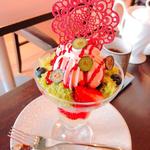 桜とイチゴのパフェ(Dessert Cafe Hachidori)