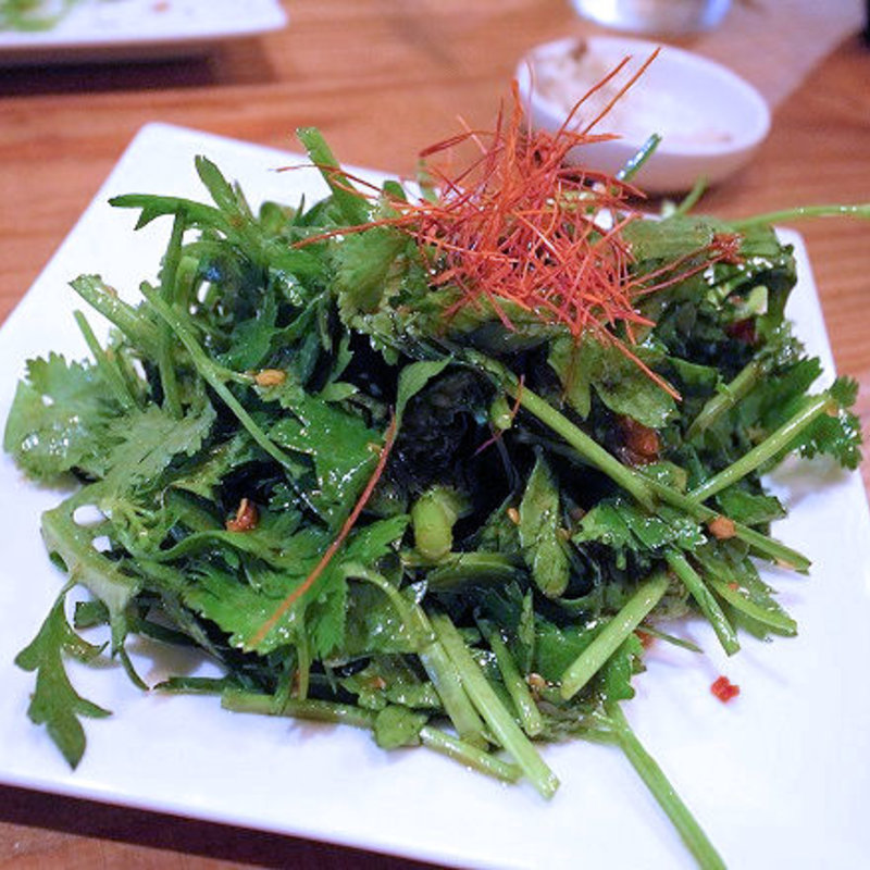 パクチーと春菊のサラダ(ビストロ カタマリヤング)