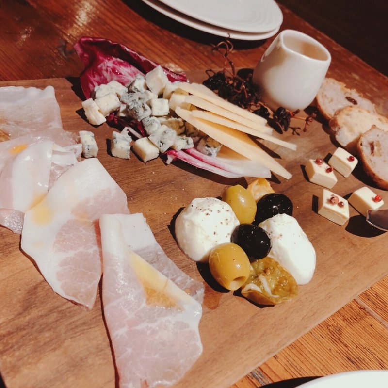 藤沢生ハムとチーズ・オリーブの盛り合わせ(MOKICHI TRATTORIA)