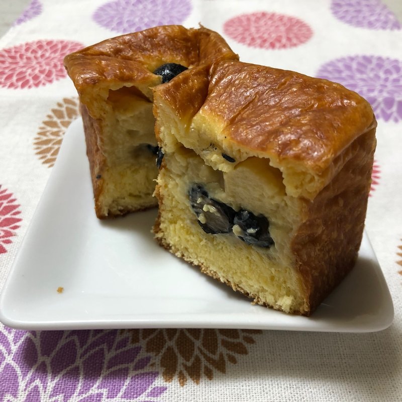 ほうじ茶と黒豆のクリームパン(ベーカリーみやぱん)