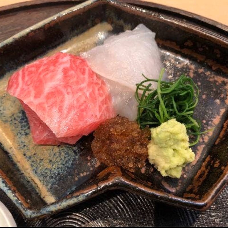 お造り  鮪と皮剥の肝醤油、莫大(青草窠)