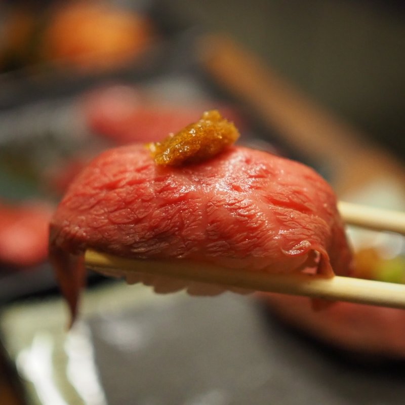 イチボの牛トロ握り(焼肉 三島)