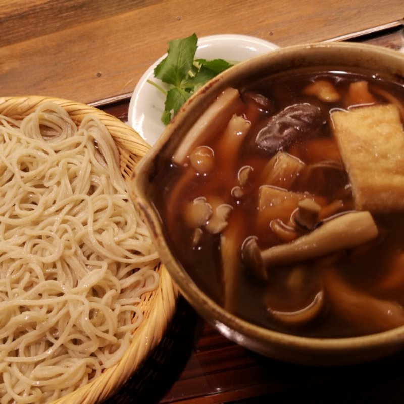 鶏団子入りきのこの汁そば(蕎麦前ながえ、)