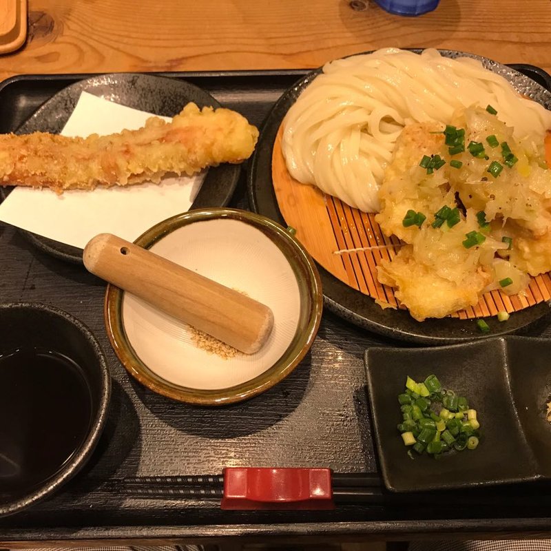 ねぎ塩だれの鶏天ざるうどん(山下本気うどん 渋谷並木橋)